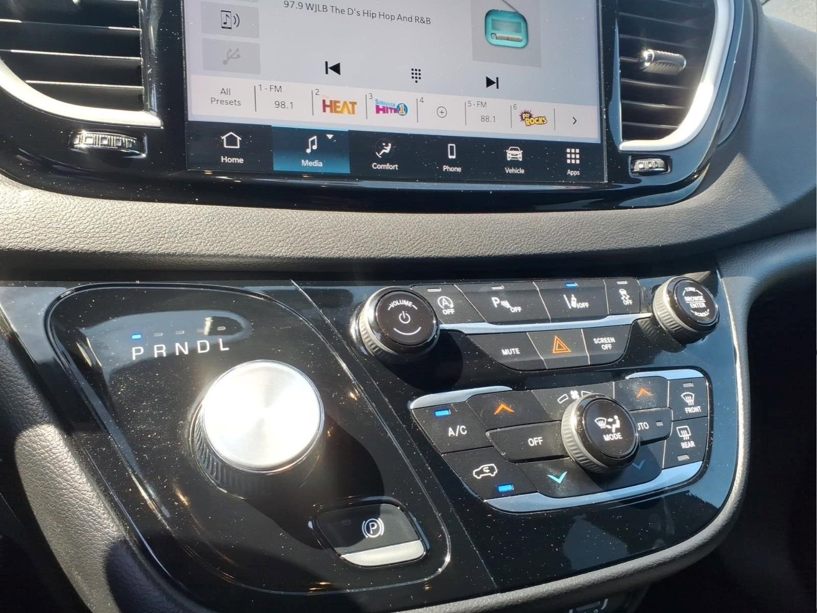 2025 Chrysler Pacifica Select